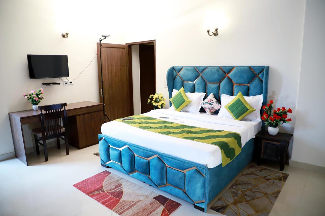 Apartment Fortune Service 3bhk,e-28, Saket 2b *