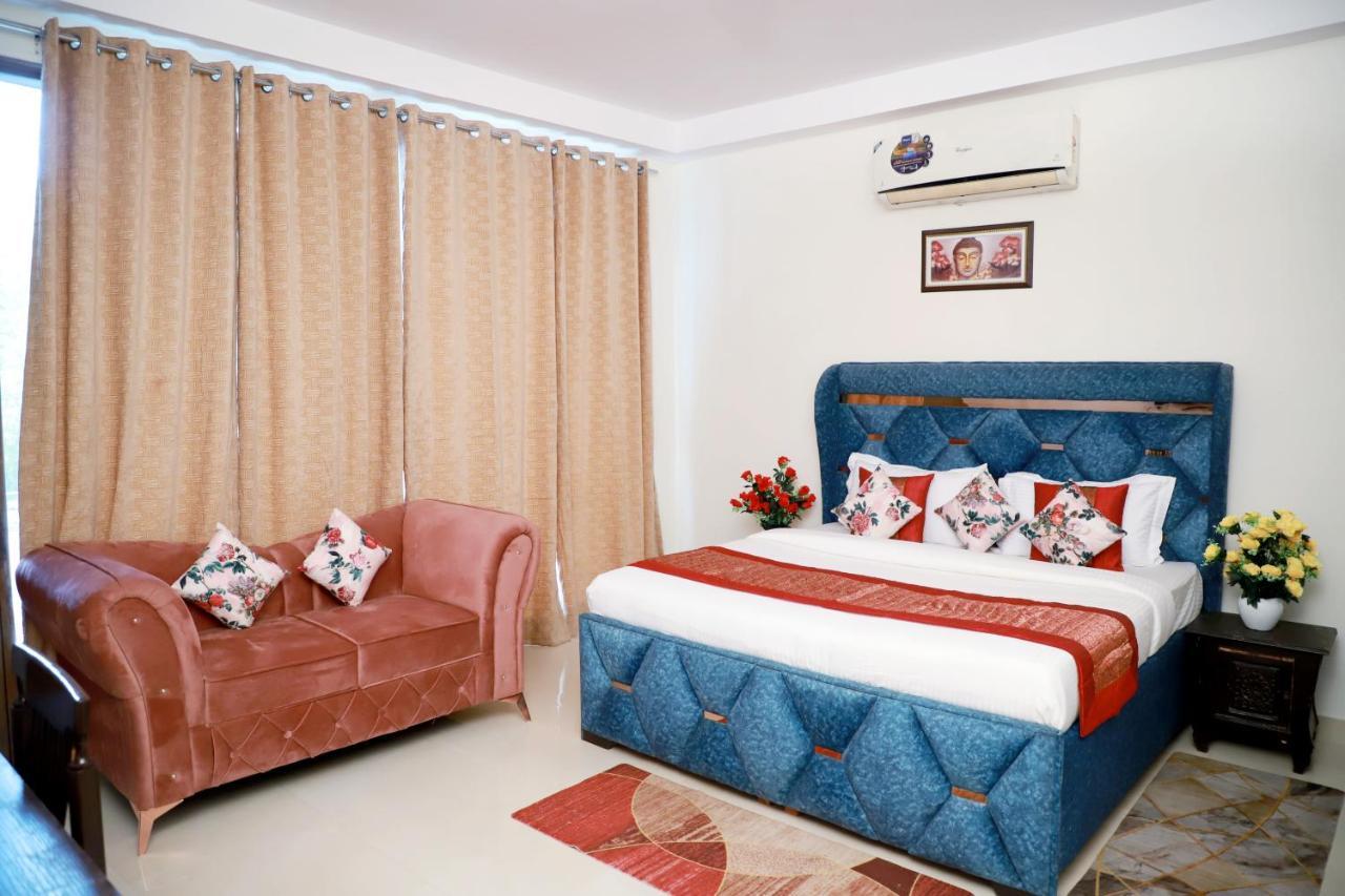 Apartment Fortune Service 3bhk,e-28, Saket 2b New Delhi