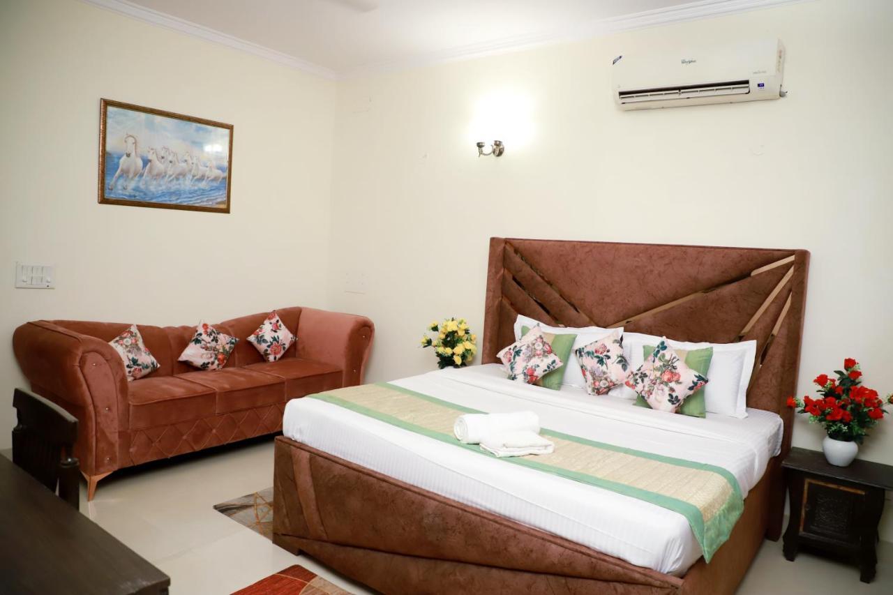 Fortune Service 3bhk,e-28, Saket 2b *