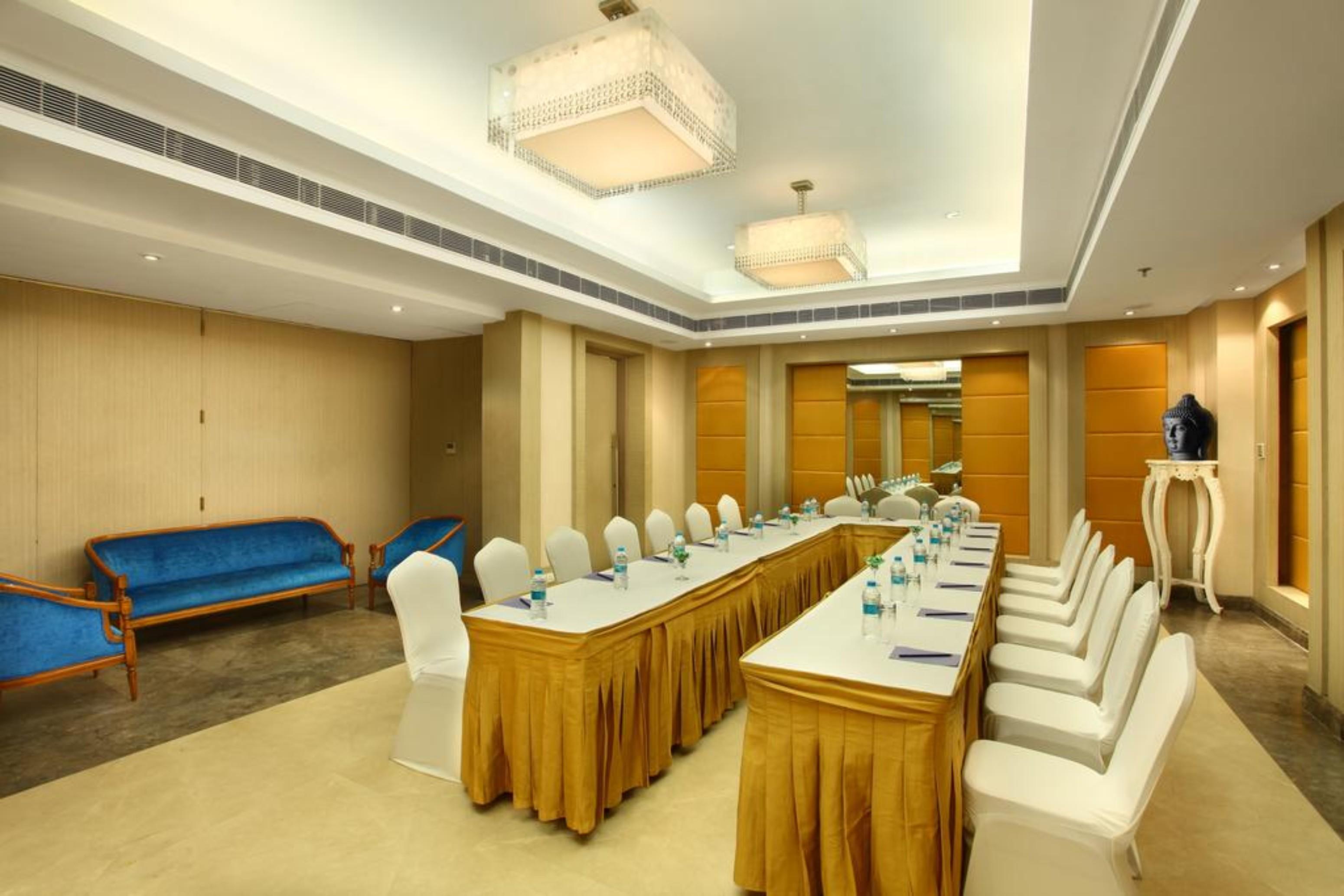 The Ashtan Sarovar Portico 4*