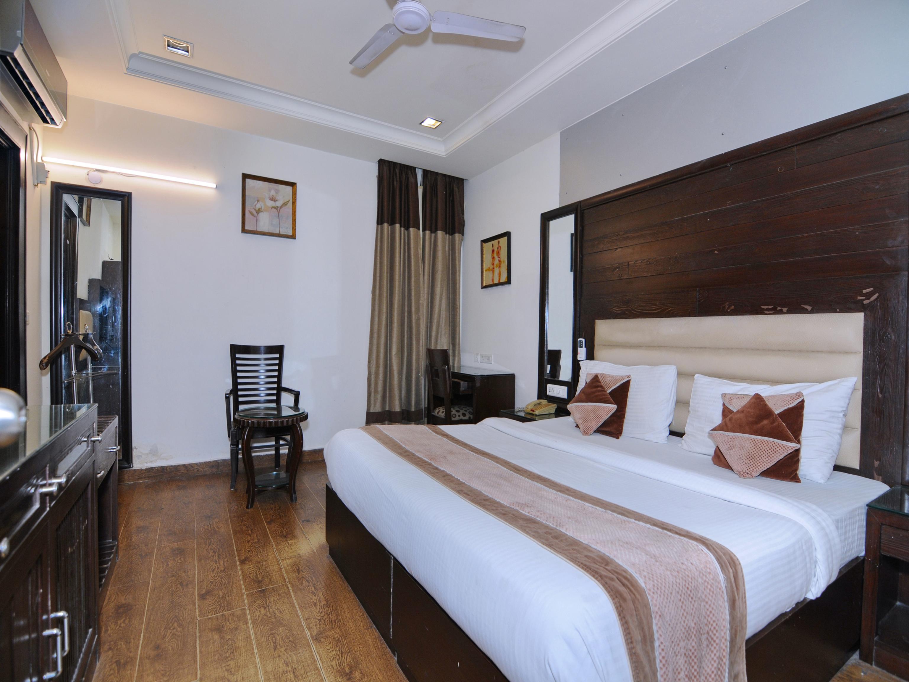 Oyo 6845 The Grand Hotel 3*