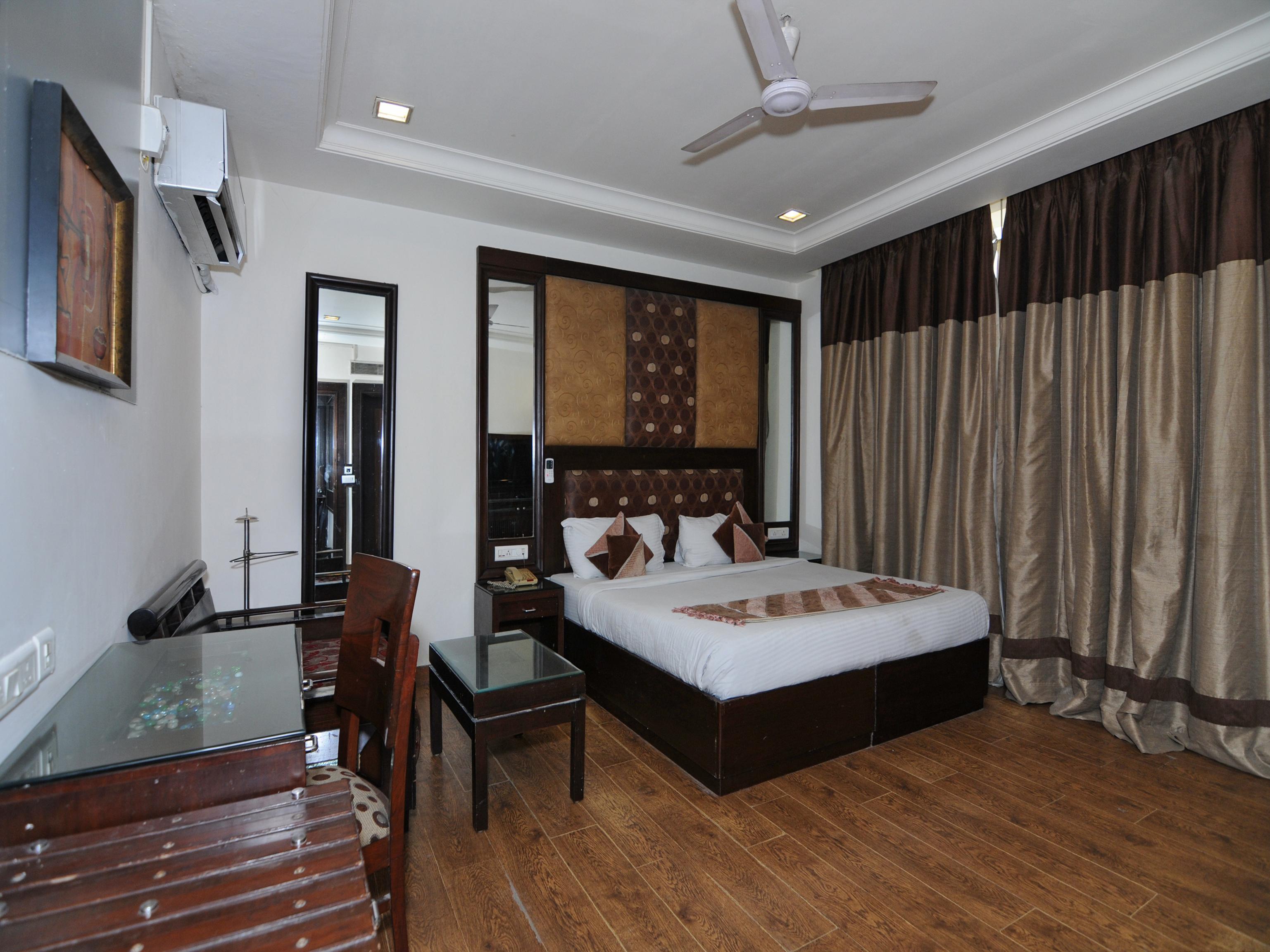 Oyo 6845 The Grand Hotel 3*