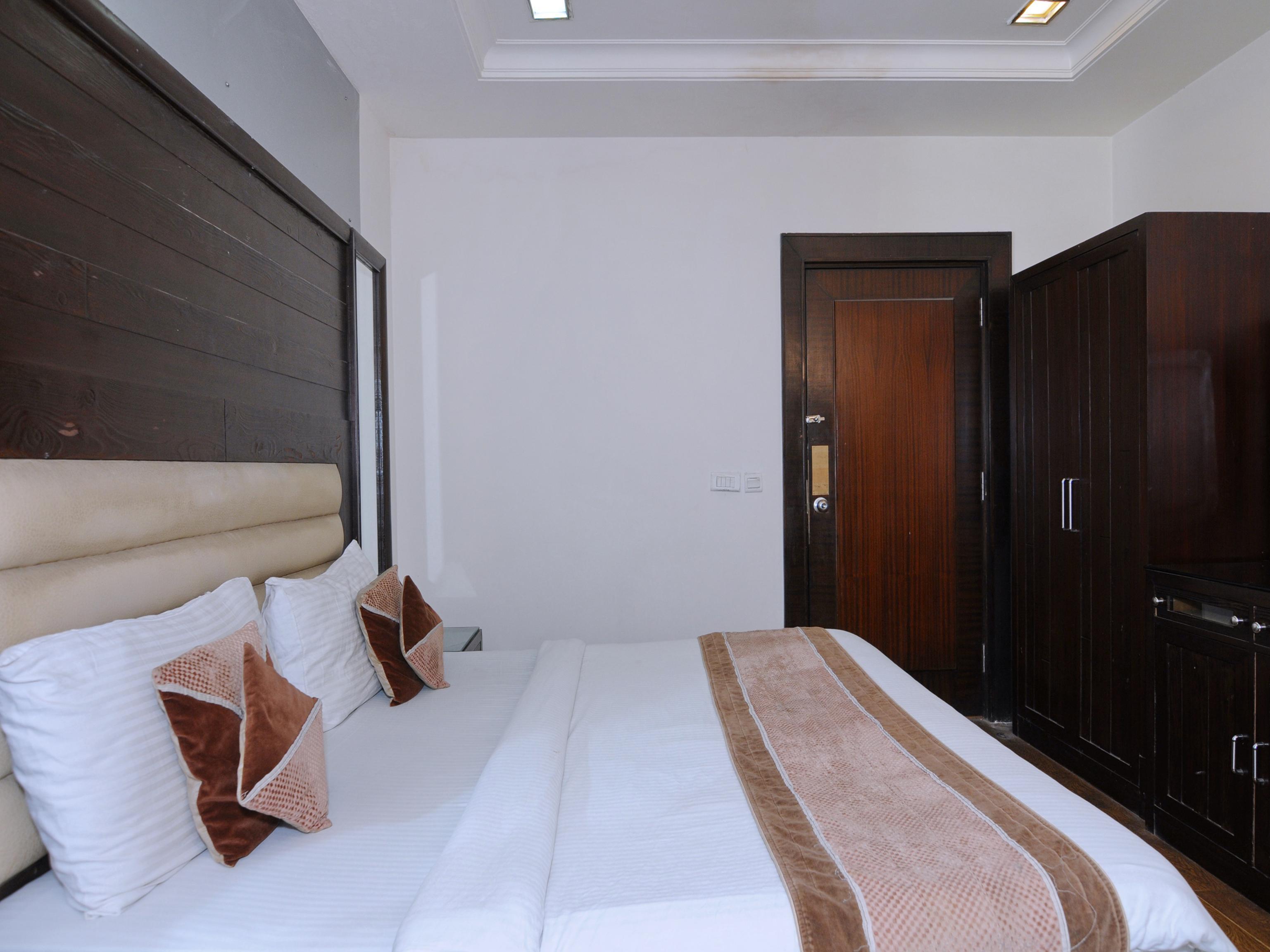 Oyo 6845 The Grand New Delhi