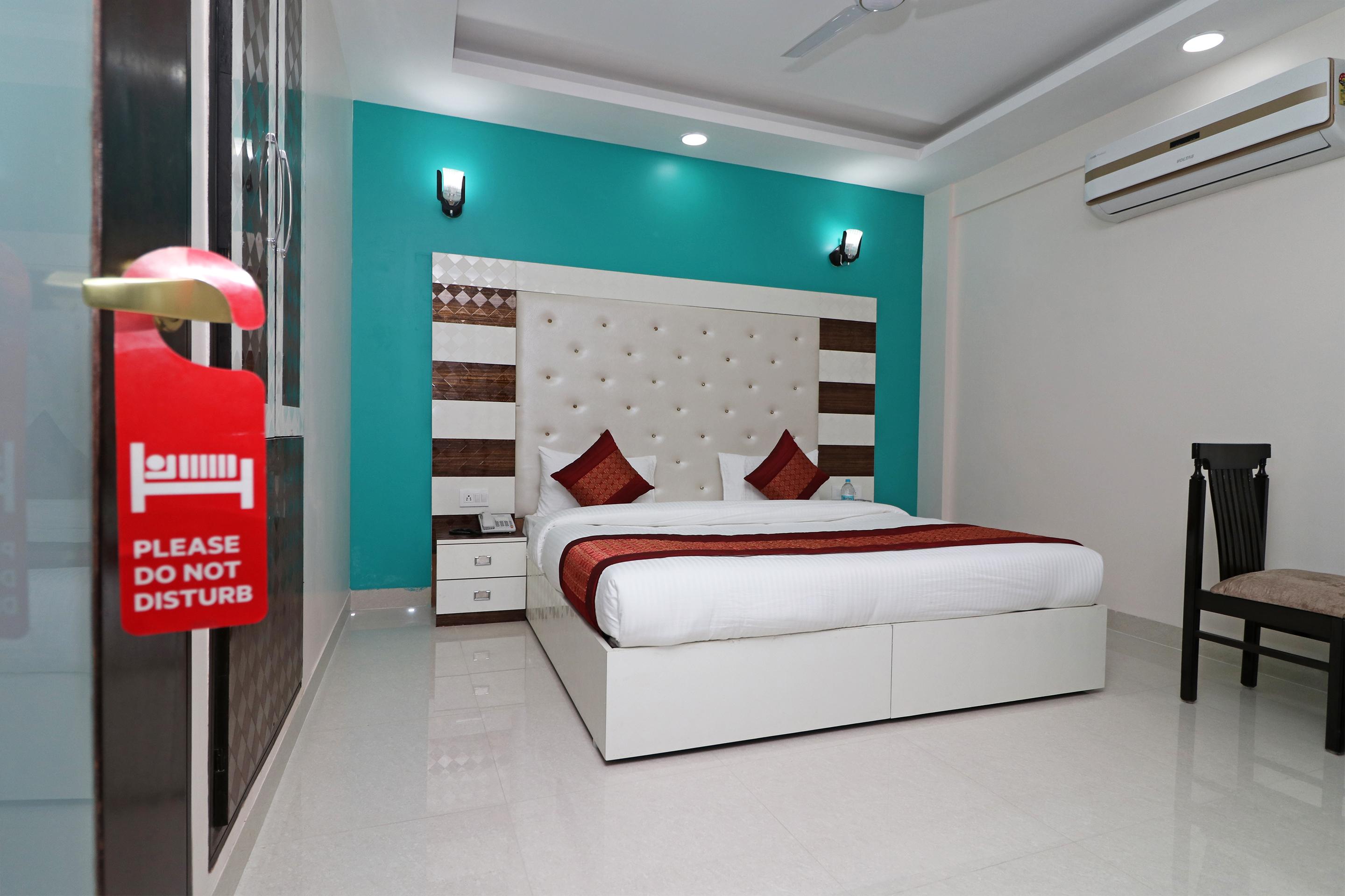 Oyo 12675 Star Hotel New Delhi