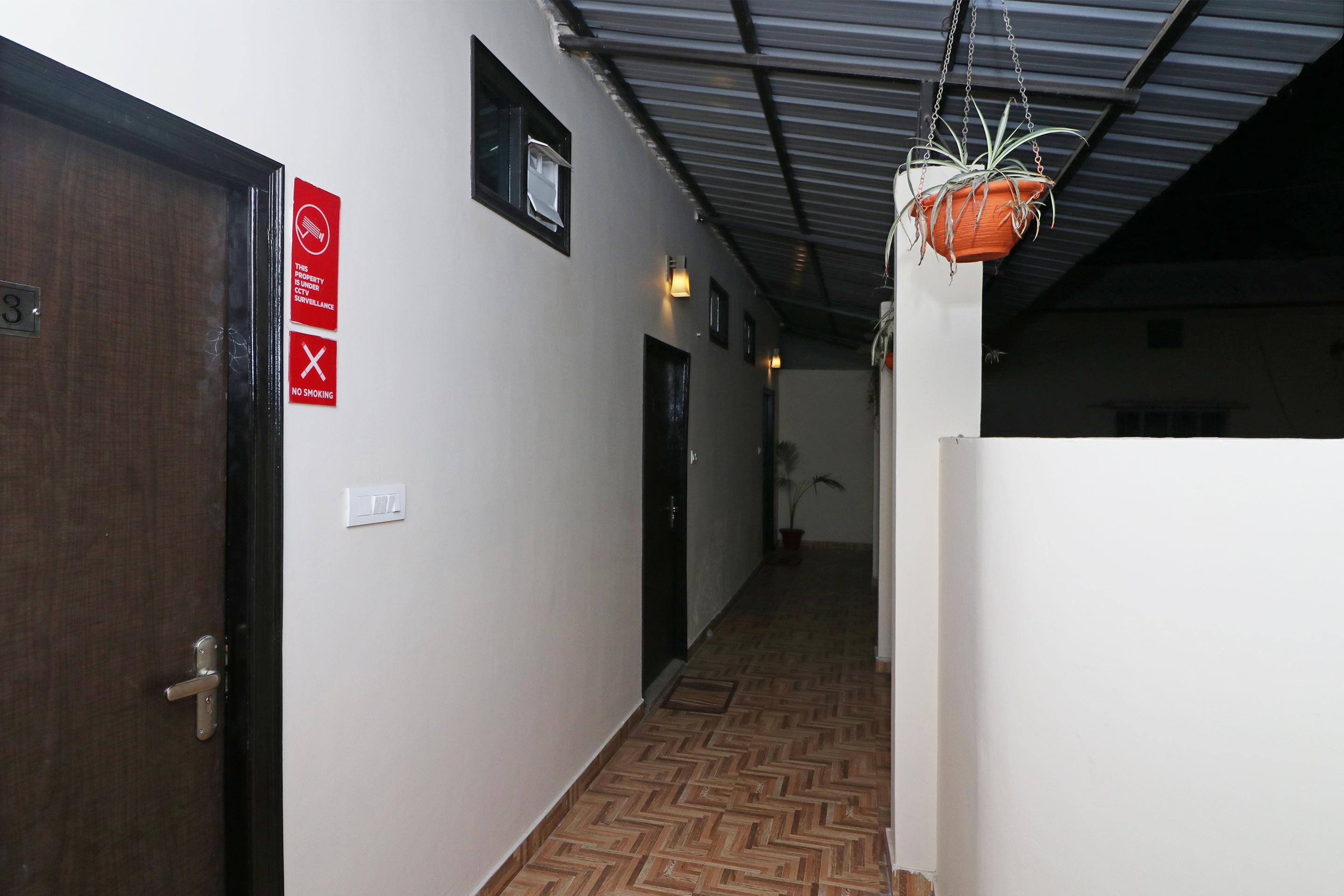 Oyo 12675 Star Hotel 3*