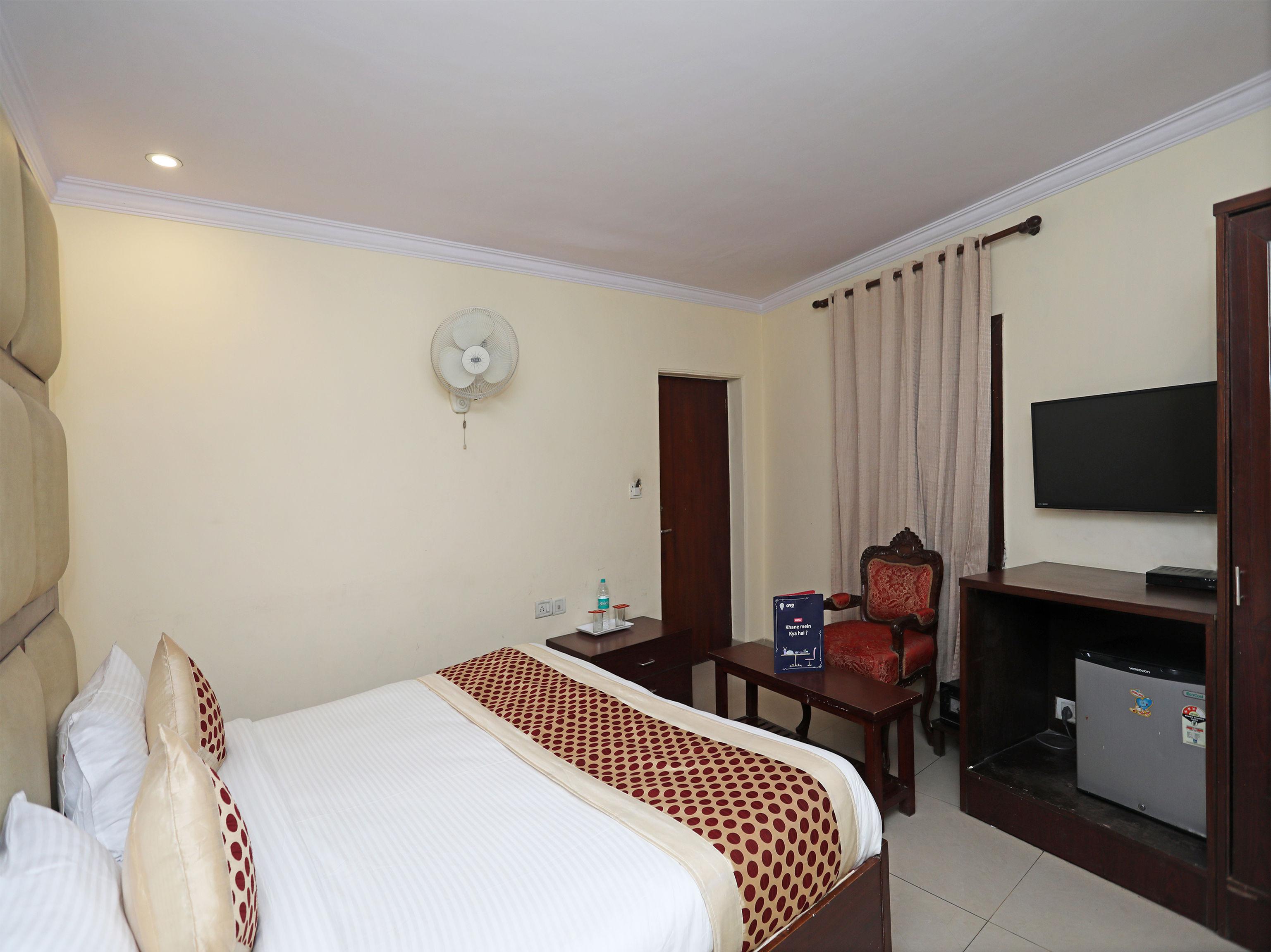 Capital O 10750 Vivek Hotel 3*