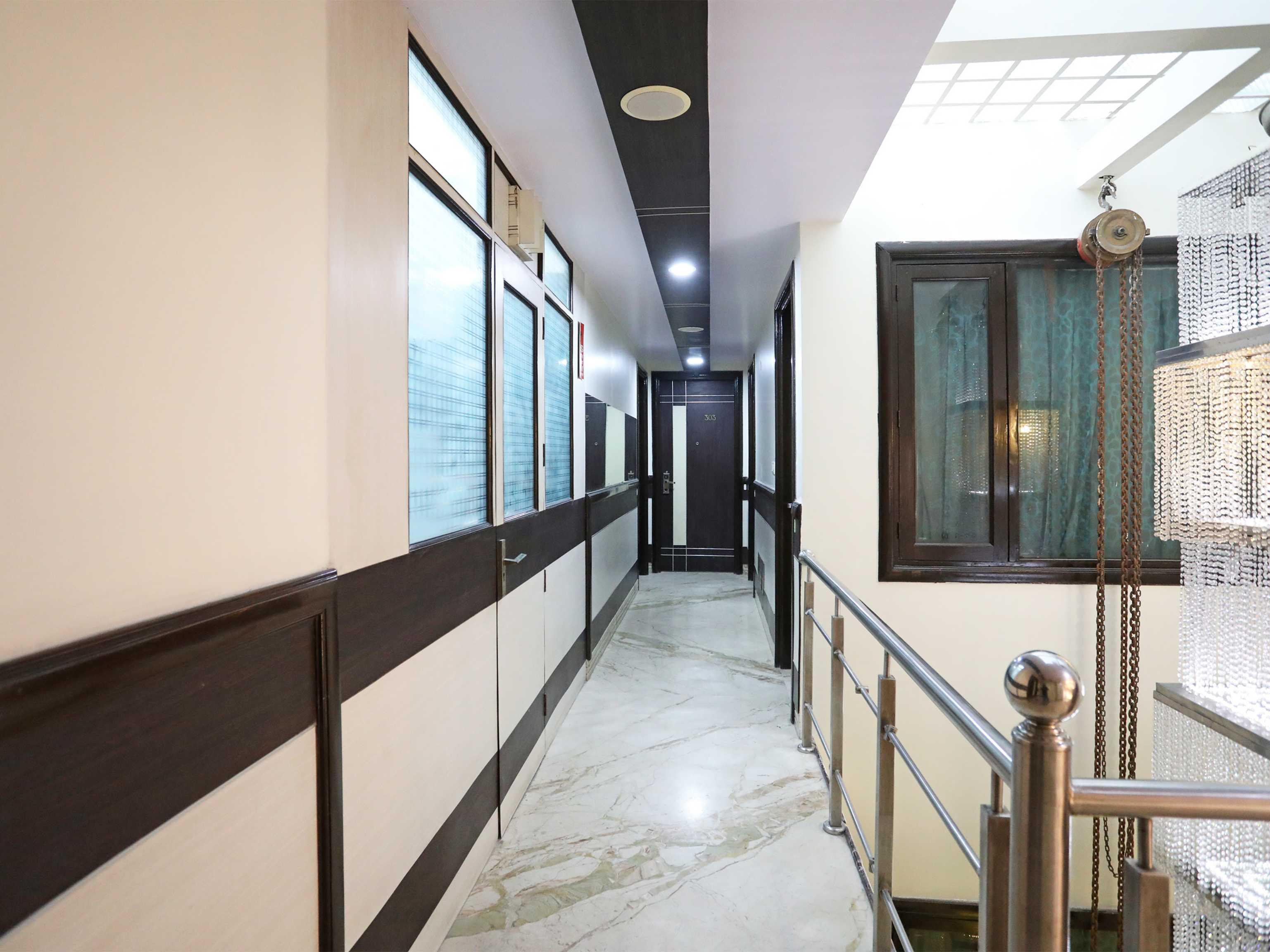 Hotel Capital O Metro View Near Satyam Inox Patel Nagar 3*