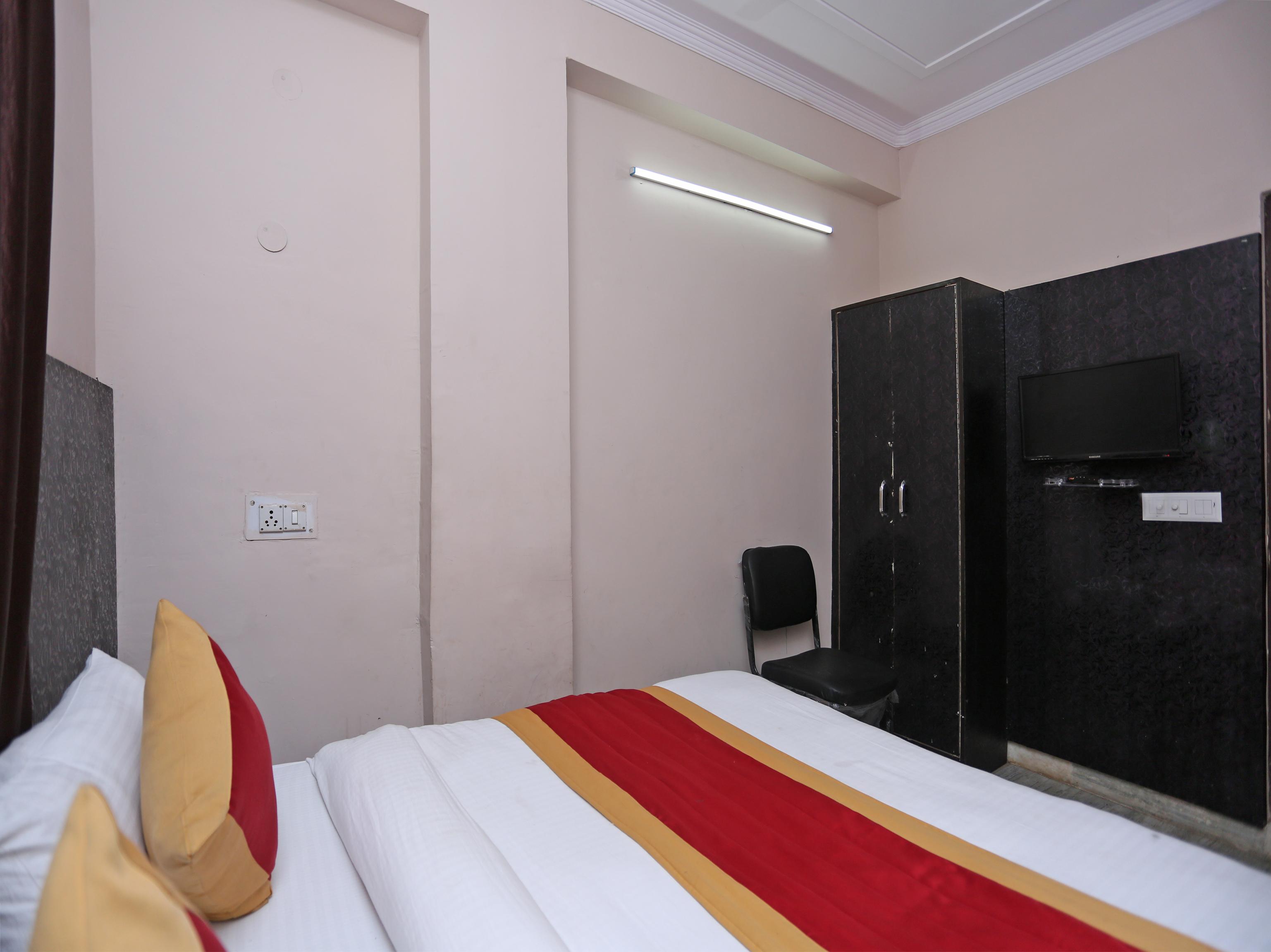 Oyo 11972 Nirvana Residency New Delhi