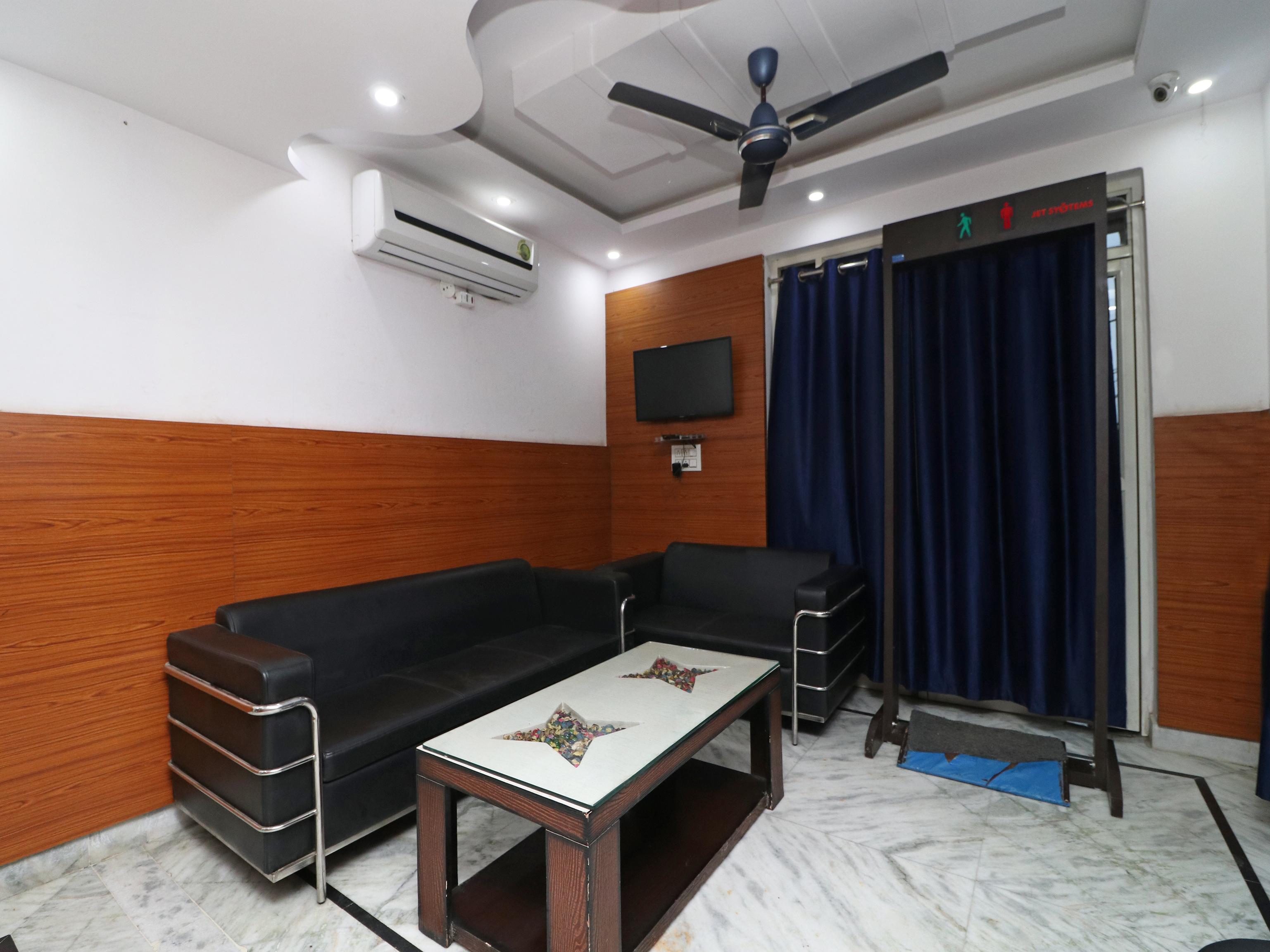 Oyo 11972 Nirvana Residency Hotel 2*