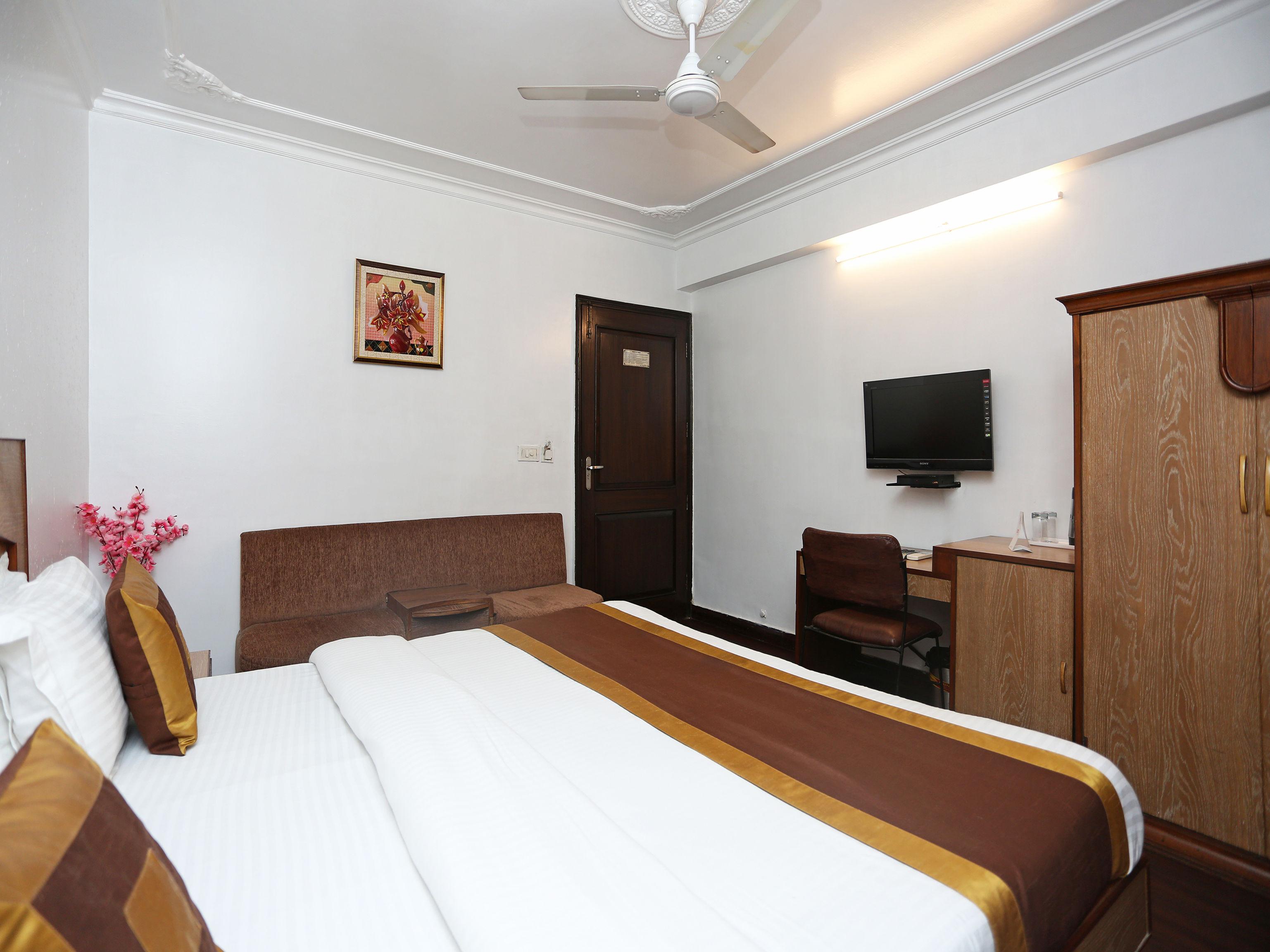Fabexpress Welcome Palace Near Railway Station