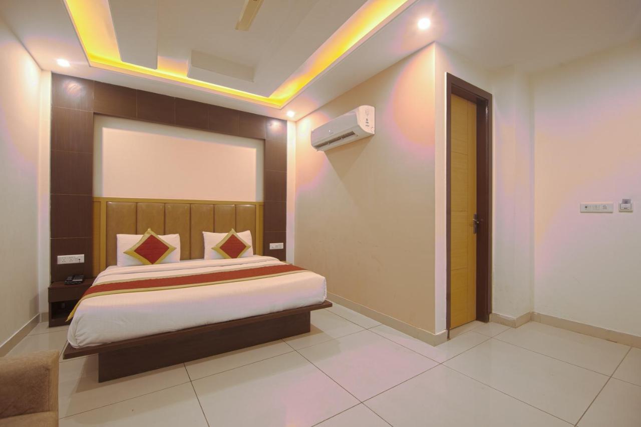 Del By F9 - Near Igi Airport 3*