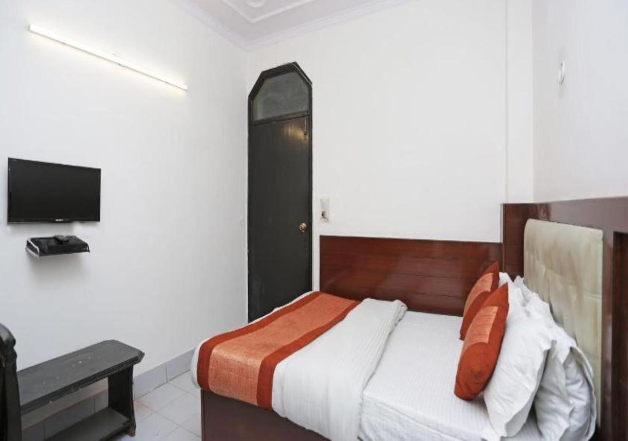 Hotel Red Snapper Near Dashrathpuri Metro Station - By Ap Singh 3*