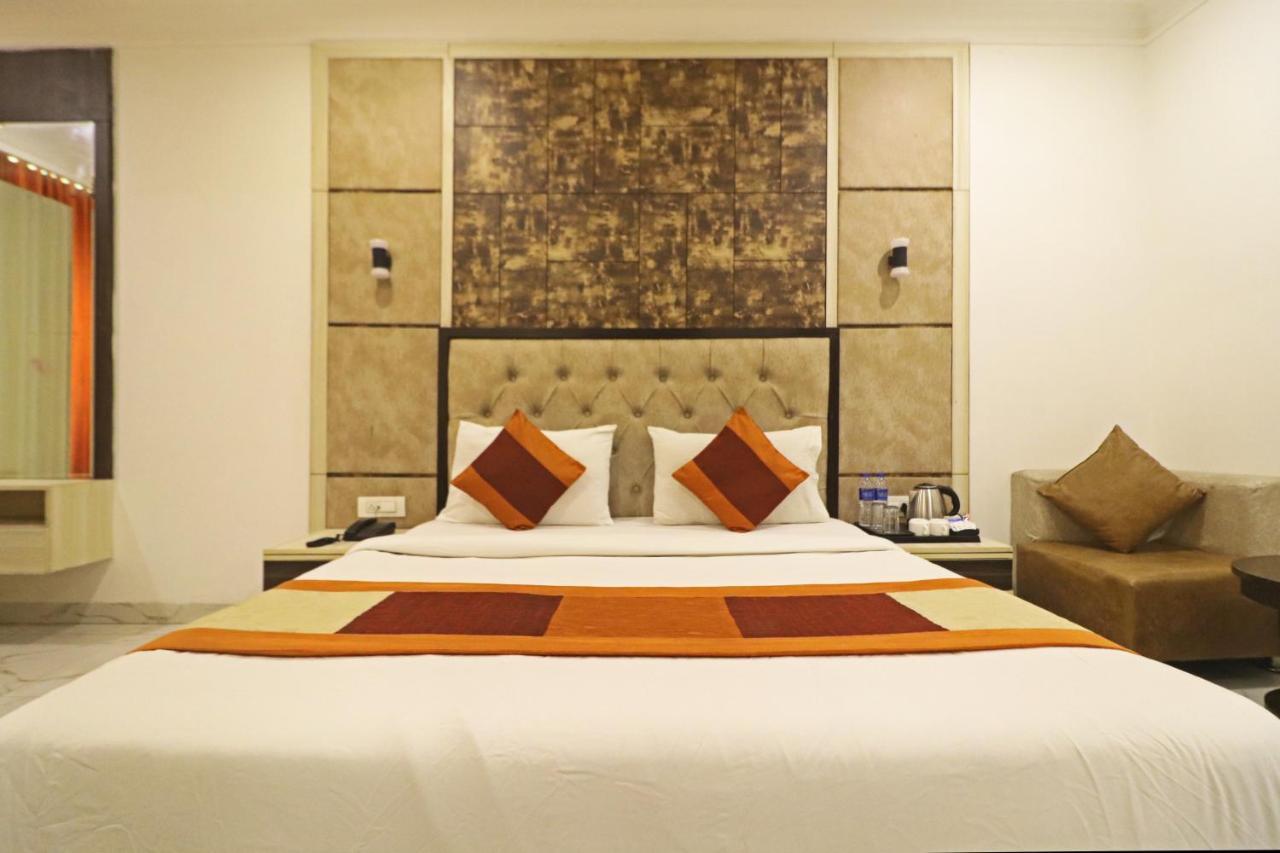 Almora Near Delhi Airport Hotel 3*