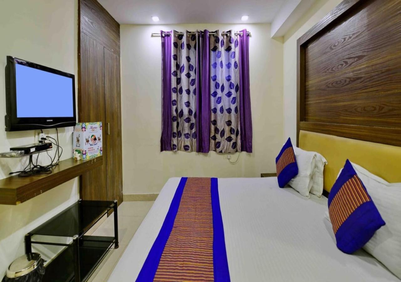 Hotel Red Snapper Near Dashrathpuri Metro Station - By Ap Singh 3*