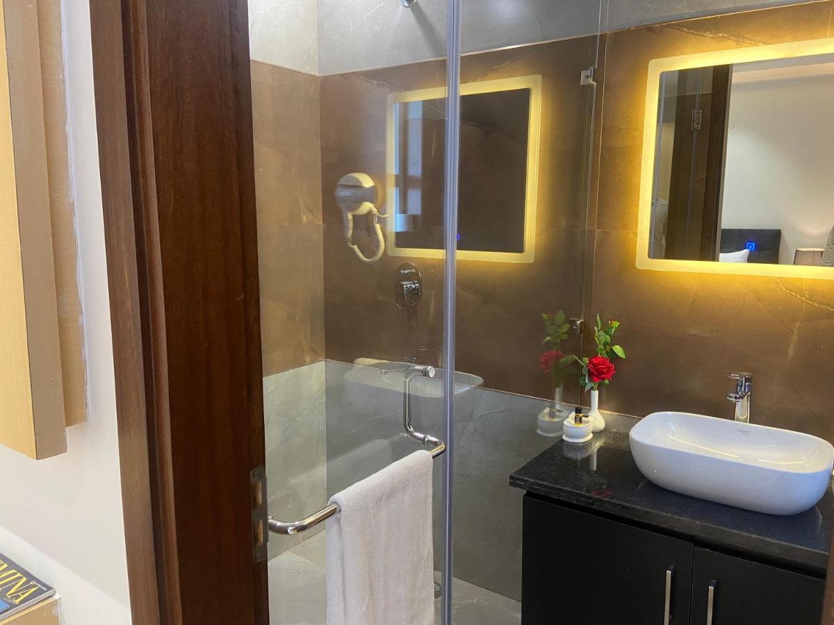 Malbork Rajouri Garden Delhi - Couple Friendly Local Ids Accepted 3*