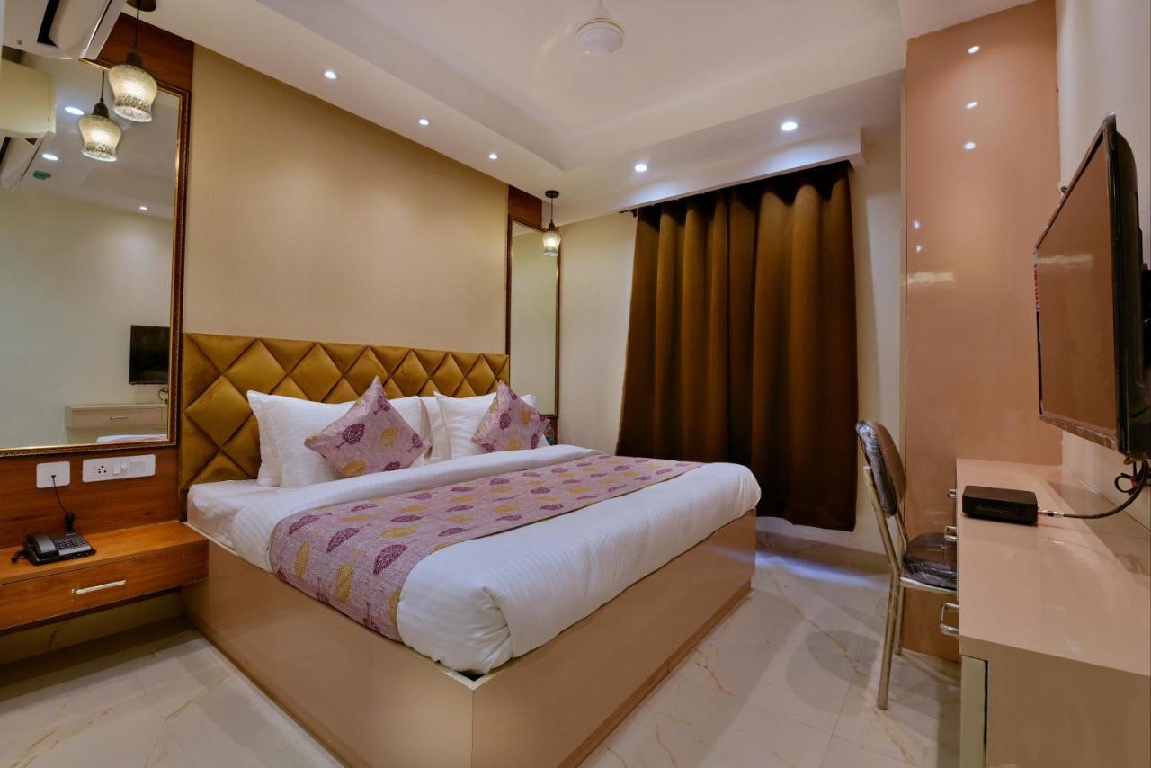 Leo Saffron - Corporate Pitampura