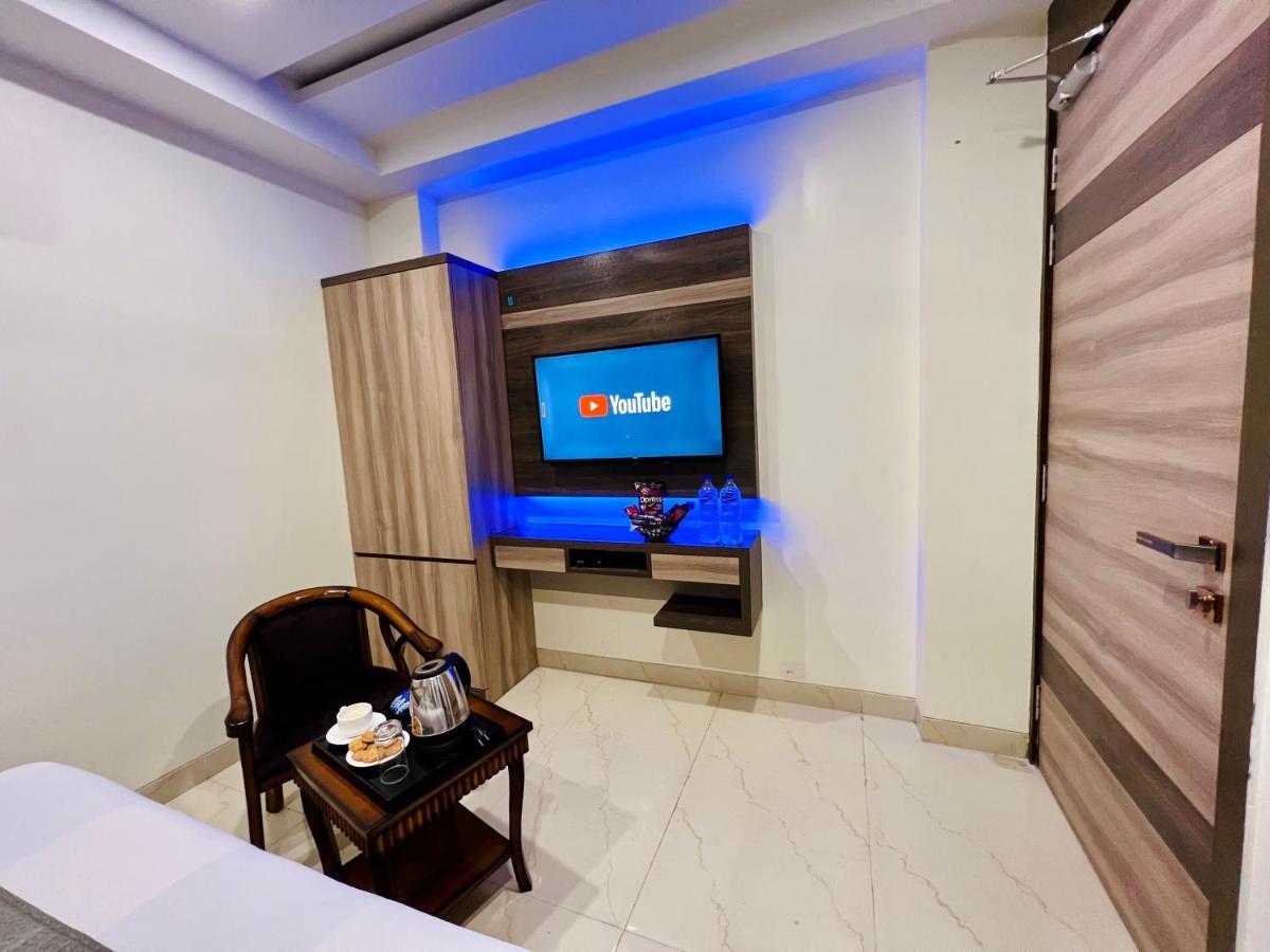 Apple & Suites,