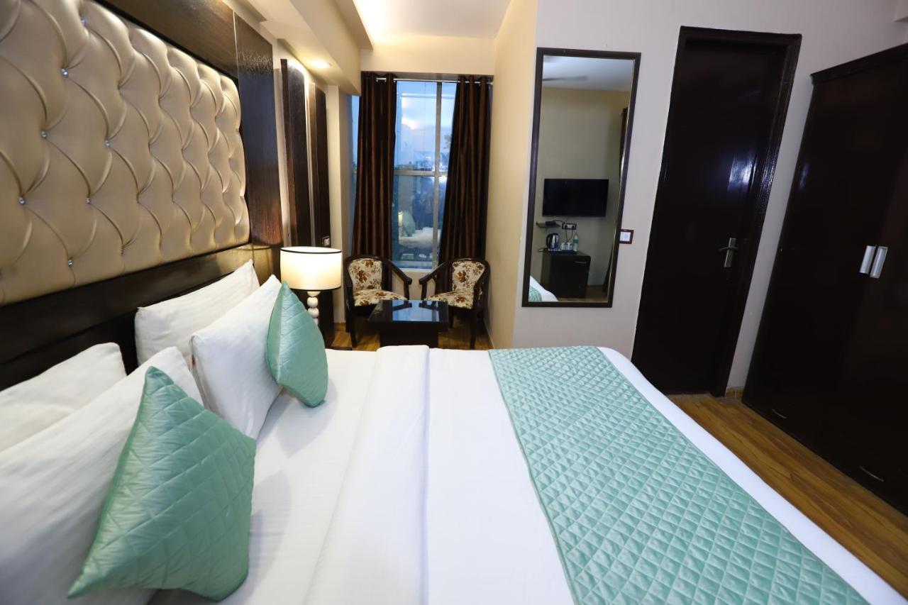 Hotel Palm Grand Naraina - Couple Friendly Local Ids Accepted