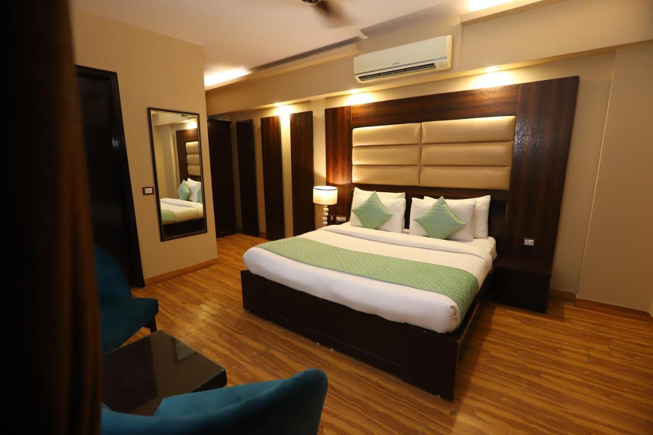 Palm Grand Naraina - Couple Friendly Local Ids Accepted 4*