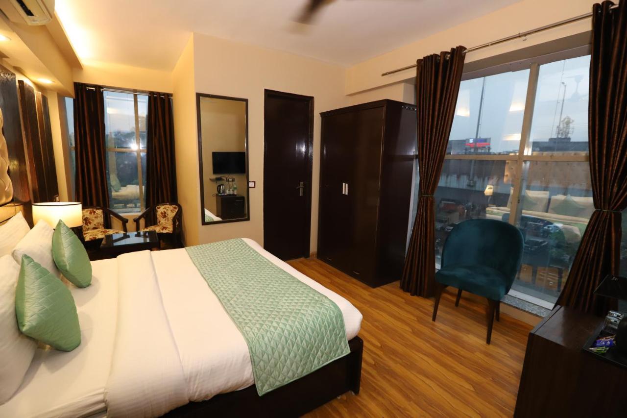 Palm Grand Naraina - Couple Friendly Local Ids Accepted Hotel