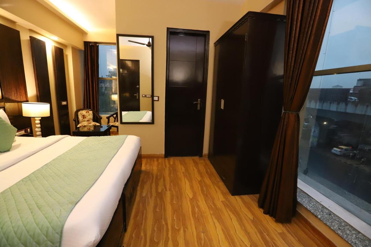 Palm Grand Naraina - Couple Friendly Local Ids Accepted 4*