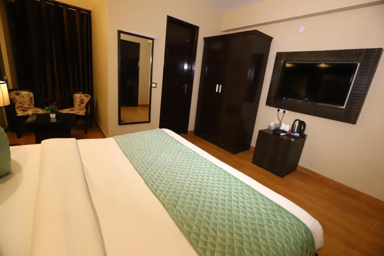 Palm Grand Naraina - Couple Friendly Local Ids Accepted Hotel New Delhi