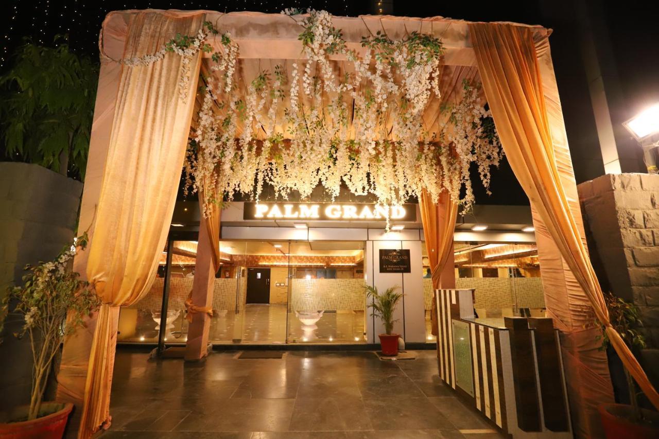 Palm Grand Naraina - Couple Friendly Local Ids Accepted Hotel 4*
