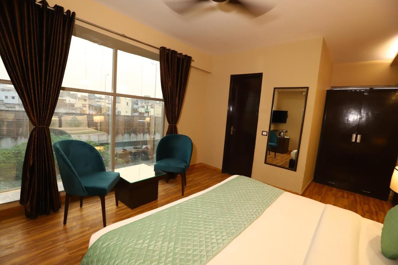 Palm Grand Naraina - Couple Friendly Local Ids Accepted Hotel 4*