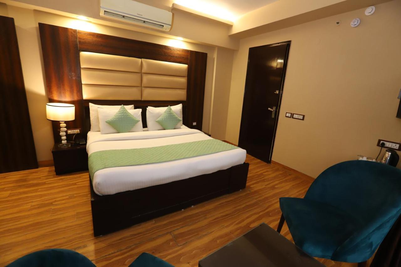 Hotel Palm Grand Naraina - Couple Friendly Local Ids Accepted 4*