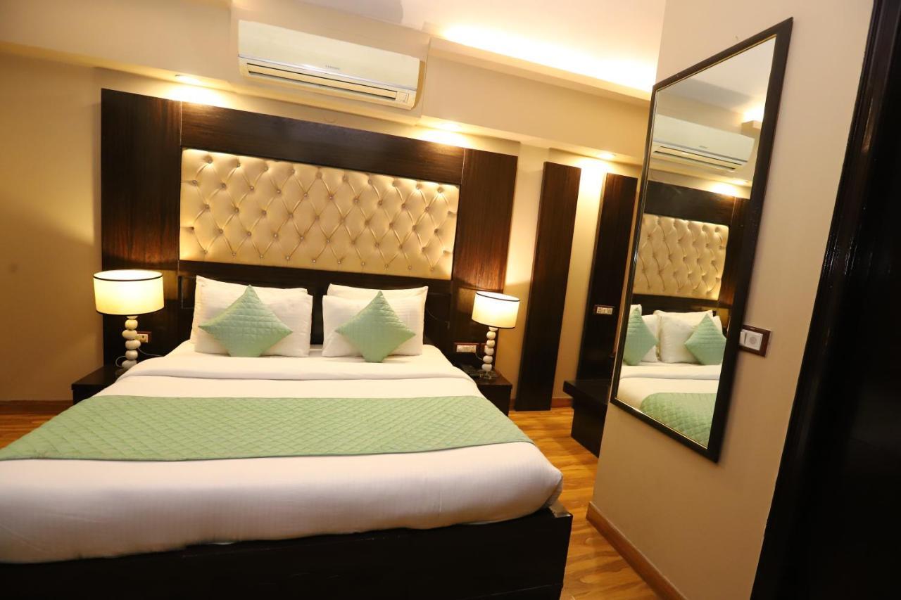 Palm Grand Naraina - Couple Friendly Local Ids Accepted Hotel