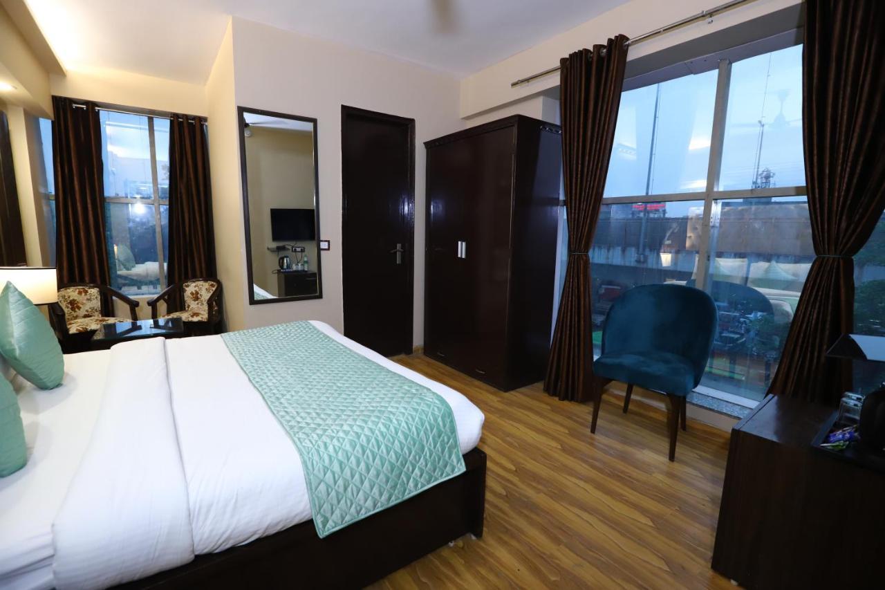 Palm Grand Naraina - Couple Friendly Local Ids Accepted
