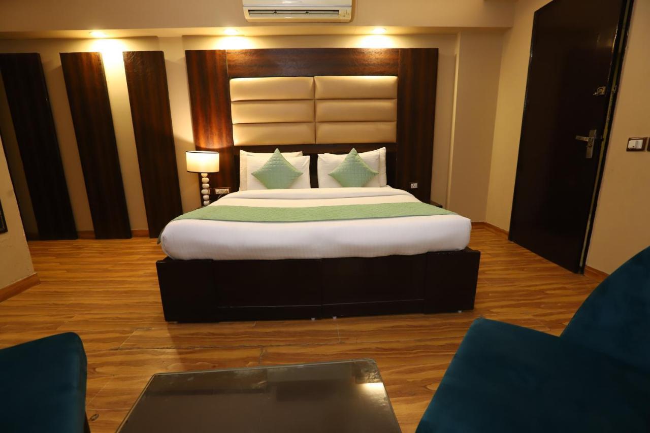 Palm Grand Naraina - Couple Friendly Local Ids Accepted Hotel
