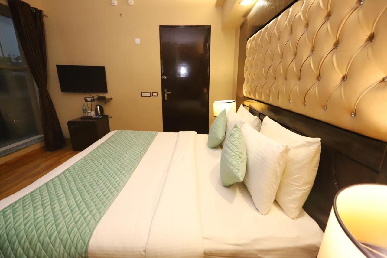 Palm Grand Naraina - Couple Friendly Local Ids Accepted