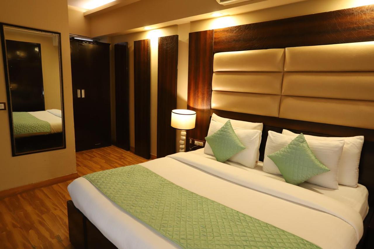 Hotel Palm Grand Naraina - Couple Friendly Local Ids Accepted 4*