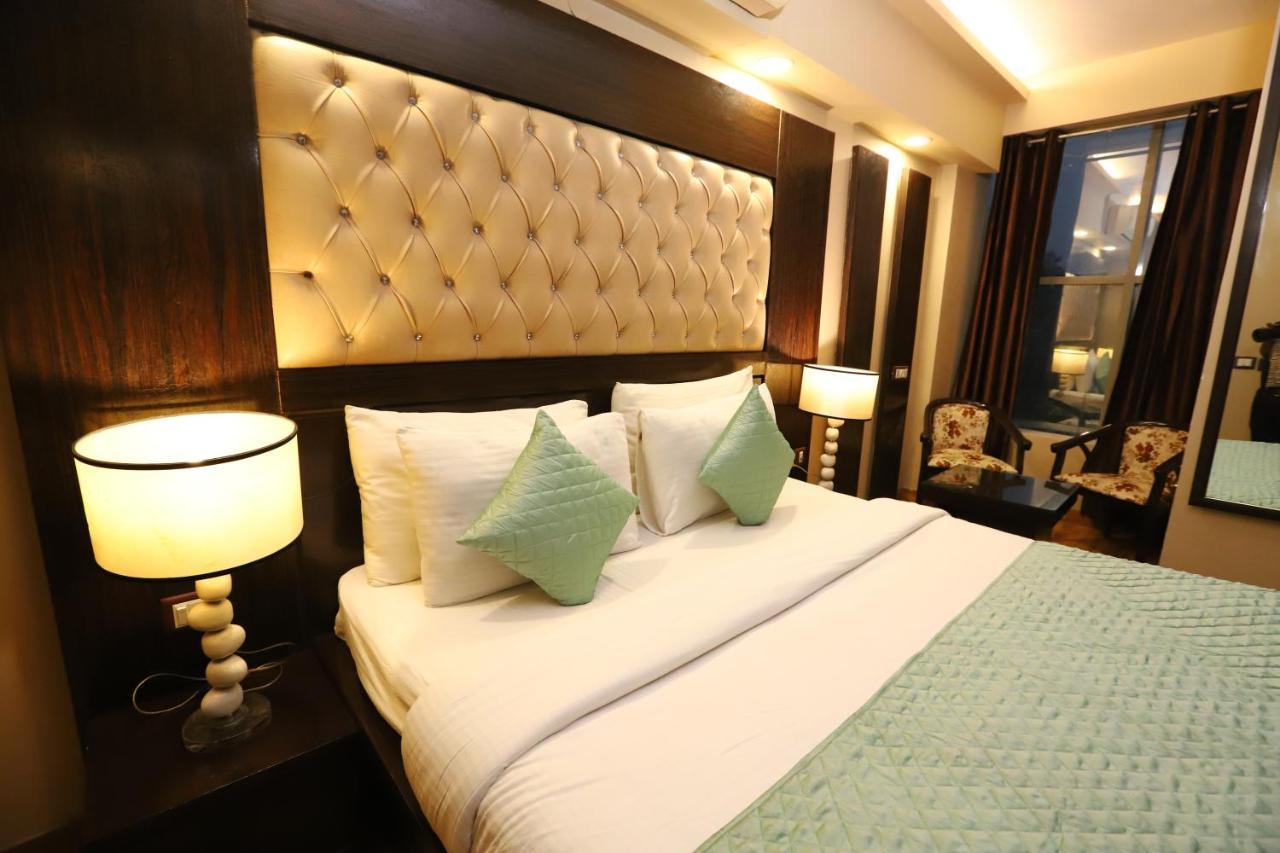Palm Grand Naraina - Couple Friendly Local Ids Accepted Hotel 4*