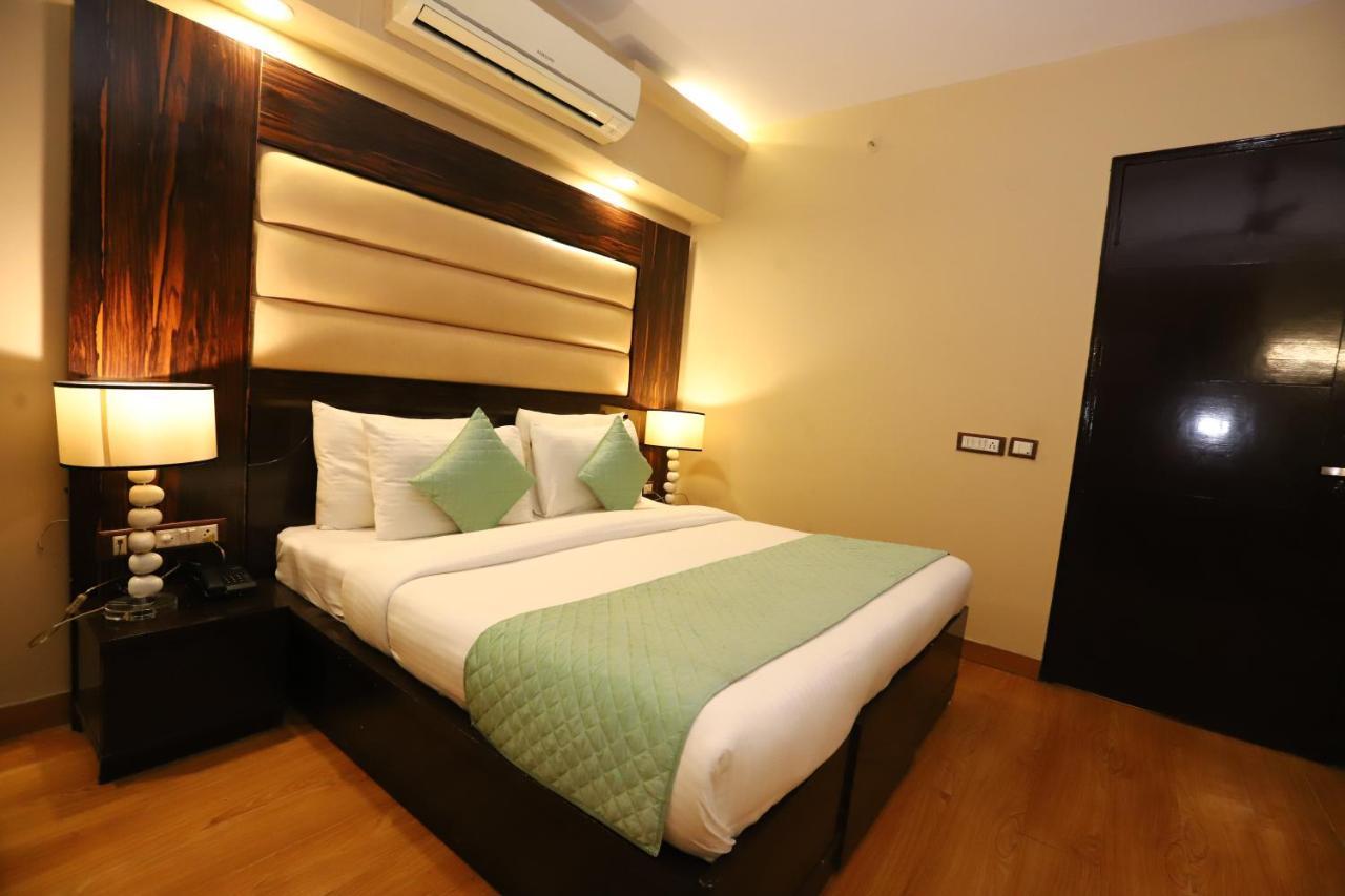Hotel Palm Grand Naraina - Couple Friendly Local Ids Accepted 4*
