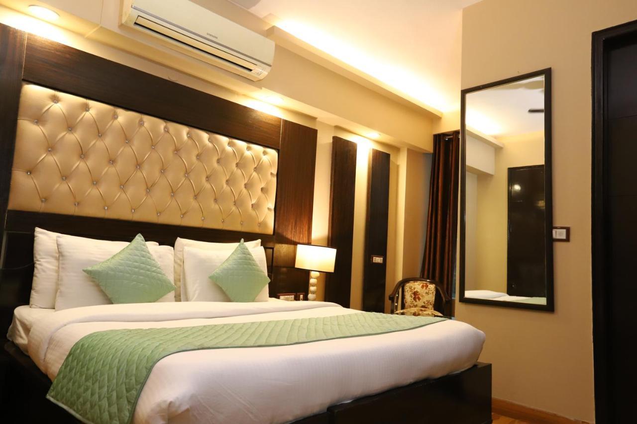 Palm Grand Naraina - Couple Friendly Local Ids Accepted