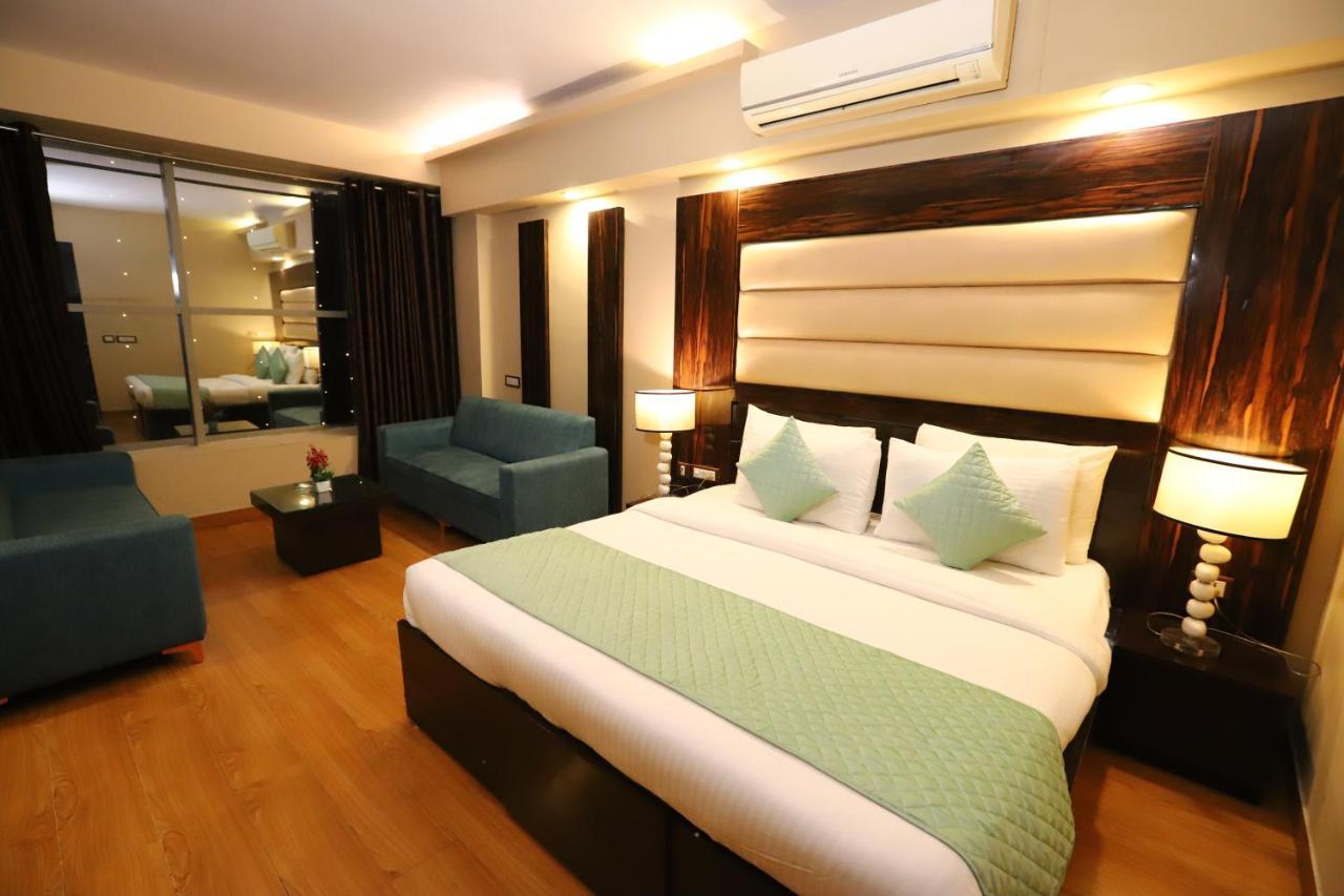Palm Grand Naraina - Couple Friendly Local Ids Accepted Hotel 4*