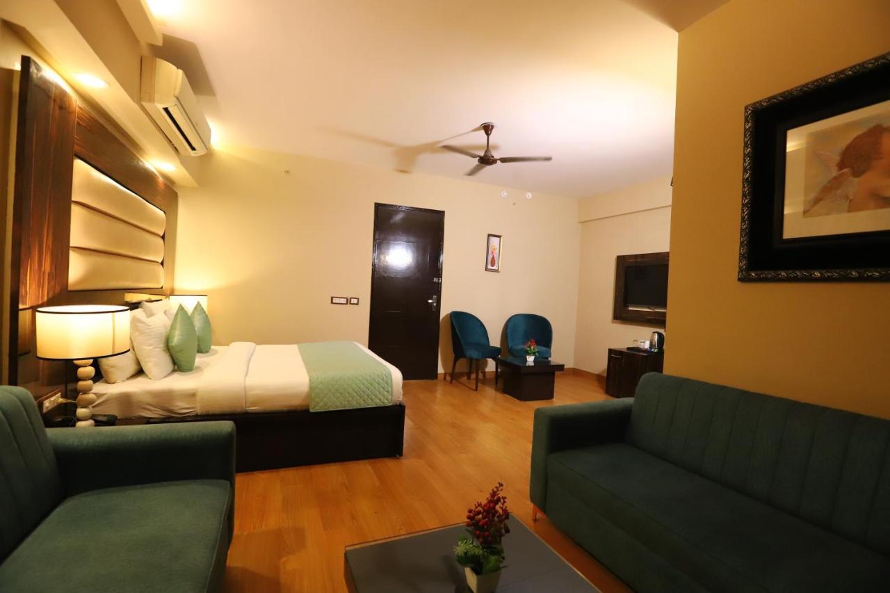 Hotel Palm Grand Naraina - Couple Friendly Local Ids Accepted
