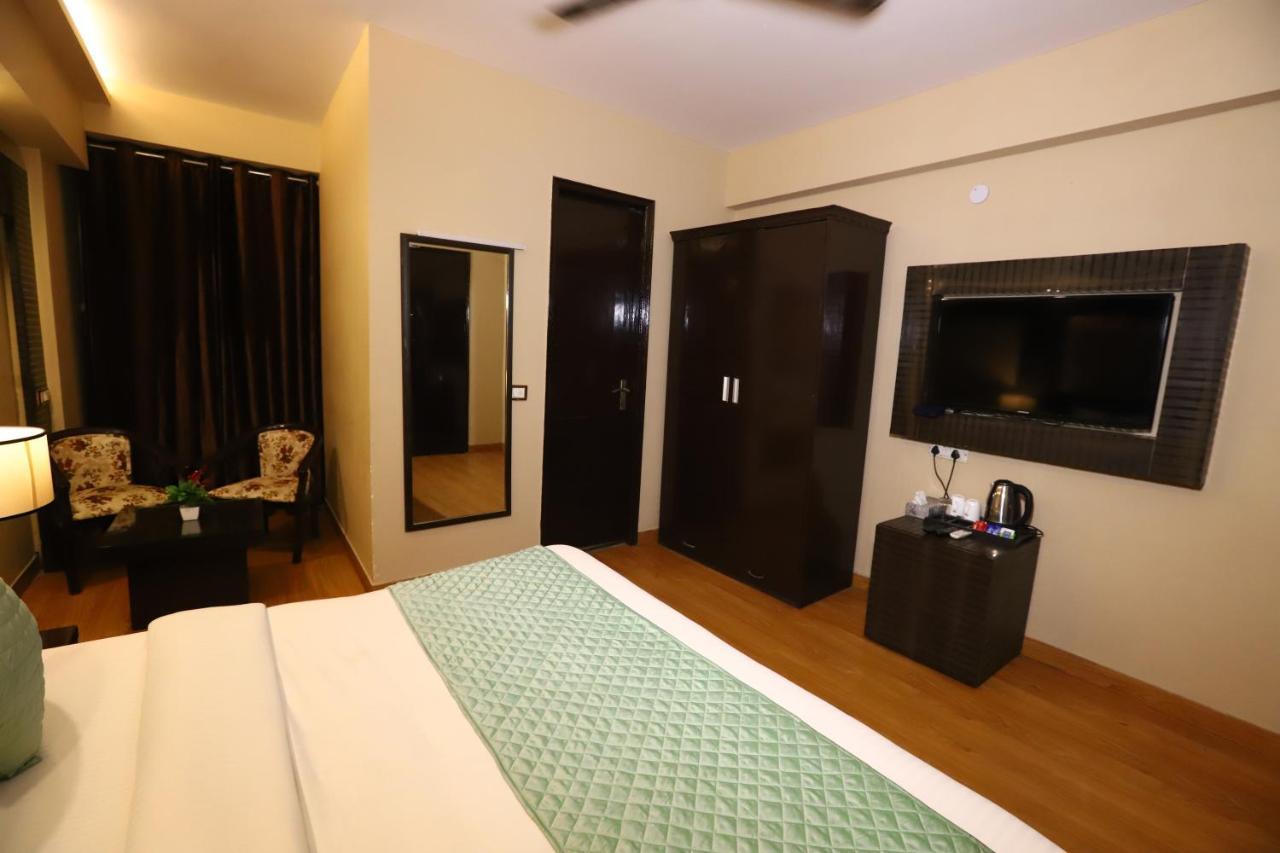 Hotel Palm Grand Naraina - Couple Friendly Local Ids Accepted 4*