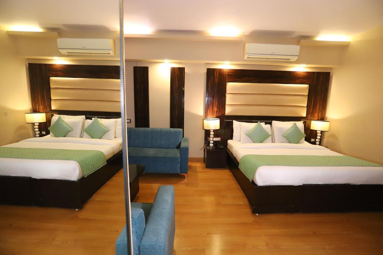 Palm Grand Naraina - Couple Friendly Local Ids Accepted Hotel 4*