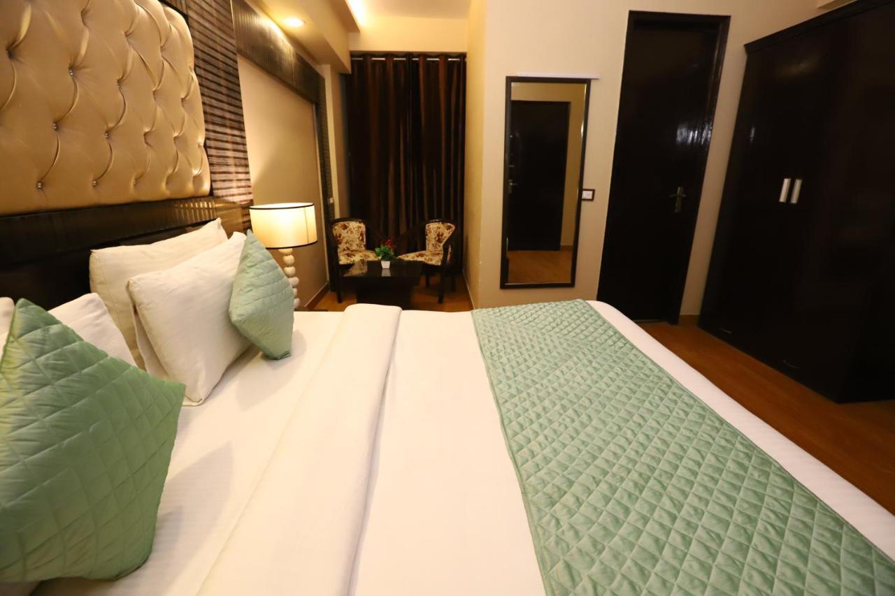 Palm Grand Naraina - Couple Friendly Local Ids Accepted