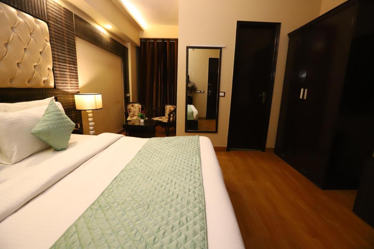 Palm Grand Naraina - Couple Friendly Local Ids Accepted Hotel