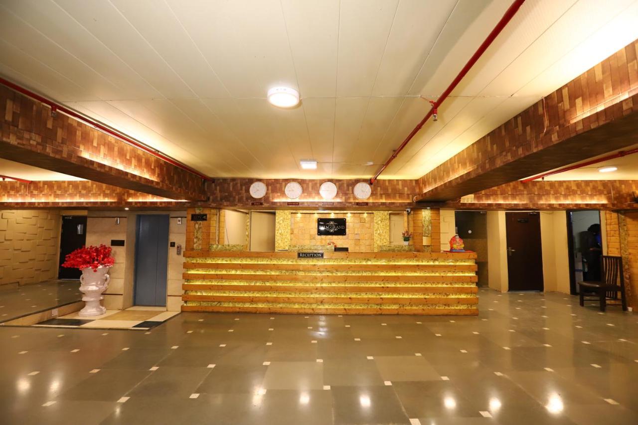 Palm Grand Naraina - Couple Friendly Local Ids Accepted Hotel 4*