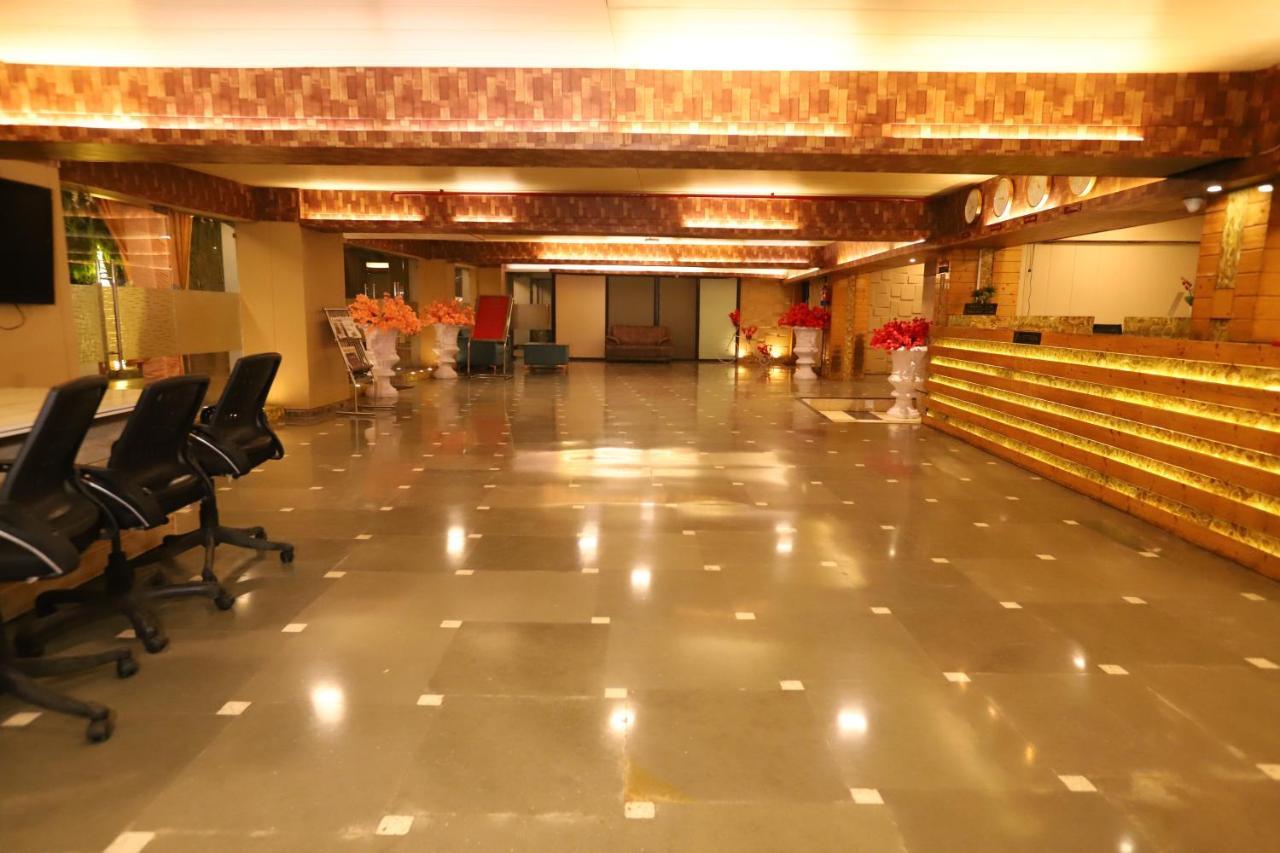 Palm Grand Naraina - Couple Friendly Local Ids Accepted 4*