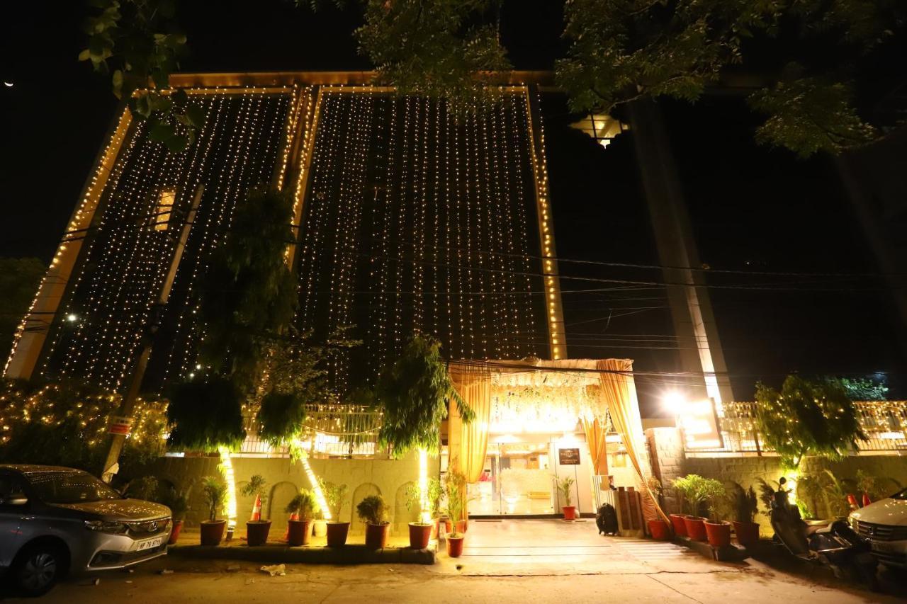 Hotel Palm Grand Naraina - Couple Friendly Local Ids Accepted 4*