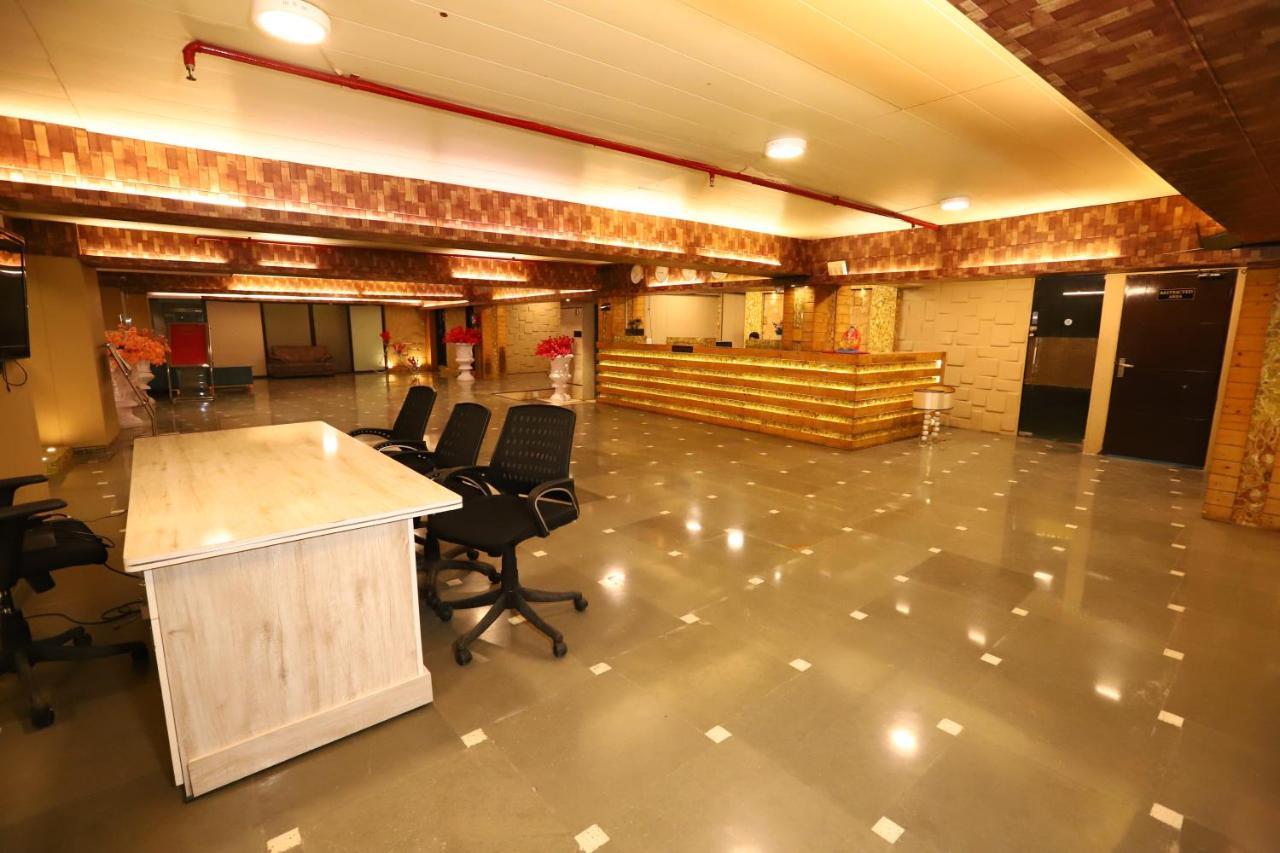 Palm Grand Naraina - Couple Friendly Local Ids Accepted Hotel