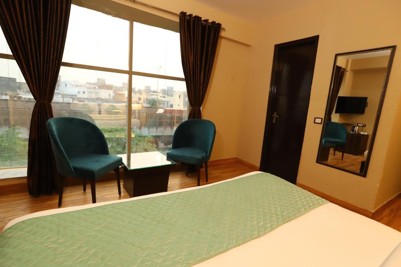 Hotel Palm Grand Naraina - Couple Friendly Local Ids Accepted