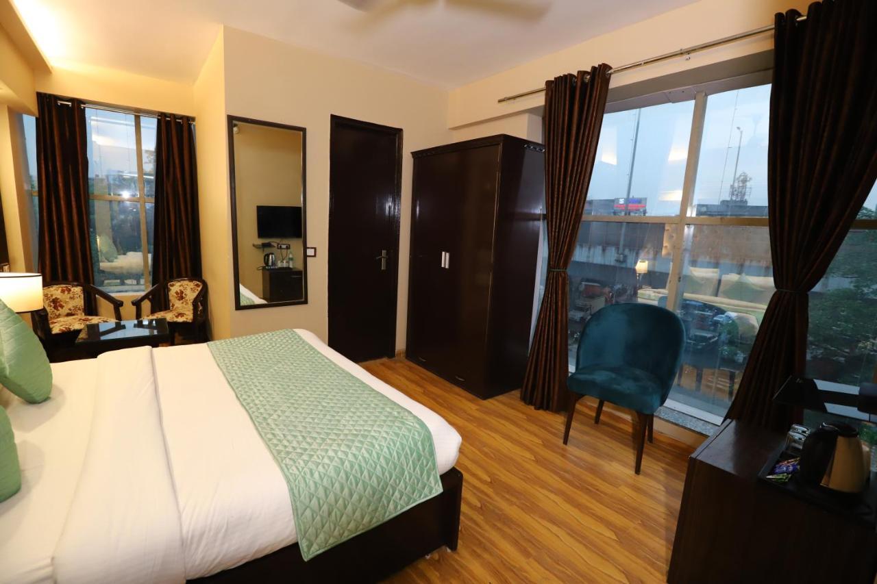 Palm Grand Naraina - Couple Friendly Local Ids Accepted 4*