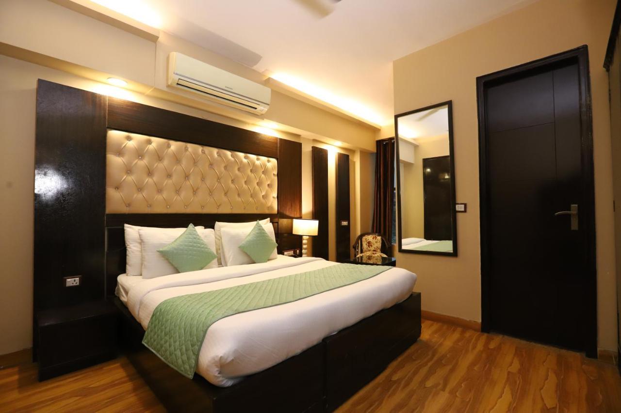 Hotel Palm Grand Naraina - Couple Friendly Local Ids Accepted 4*